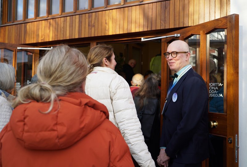 Mennesker går inn i nordnorsk kunstmuseum