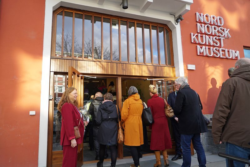 Mennesker som går inn på Nordnorsk kunstmuseum