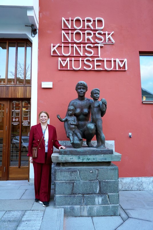 Direktør Nordnorsk Kunstmuseum, Hanne Jakhelln, står utenfor de nye lokalene til nordnorsk kunstmuseum
